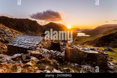 Warnscale Bothy Sonnenuntergang mit Blick auf den Buttermere Lake im Lake District National Park, England. Stockfoto