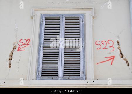 Fünf Jahre nach dem Erdbeben sind die Zeichen an den Fassaden der Gebäude in der Stadt Norcia (PG) noch sichtbar. Norcia, Italien, 29. Oktober 2021. Quelle: Vincenzo Izzo/Alamy Live News Stockfoto