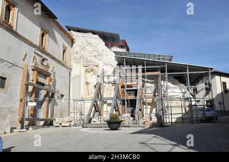 Fünf Jahre nach dem Erdbeben sind die Zeichen an den Fassaden der Gebäude in der Stadt Norcia (PG) noch sichtbar. Norcia, Italien, 29. Oktober 2021. Quelle: Vincenzo Izzo/Alamy Live News Stockfoto