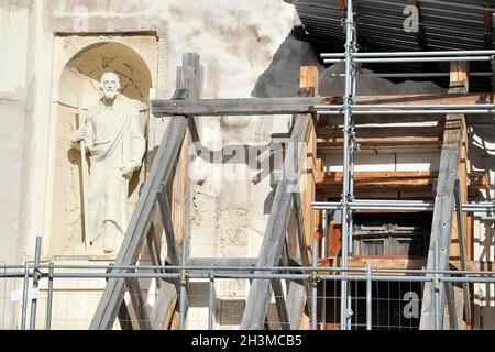 Fünf Jahre nach dem Erdbeben sind die Zeichen an den Fassaden der Gebäude in der Stadt Norcia (PG) noch sichtbar. Norcia, Italien, 29. Oktober 2021. Quelle: Vincenzo Izzo/Alamy Live News Stockfoto