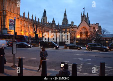 LONDON, VEREINIGTES KÖNIGREICH - 16. Dez 2014: London, Vereinigtes Königreich - 16 2014. Dezember: Big Ben und Westminster Palace. Das normale Leben der Menschen im Zentrum von londo Stockfoto