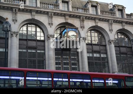 LONDON, VEREINIGTES KÖNIGREICH - 16. Dez 2014: London, Vereinigtes Königreich - 16 2014. Dezember: Das normale Leben der Menschen im Zentrum von london. Stockfoto