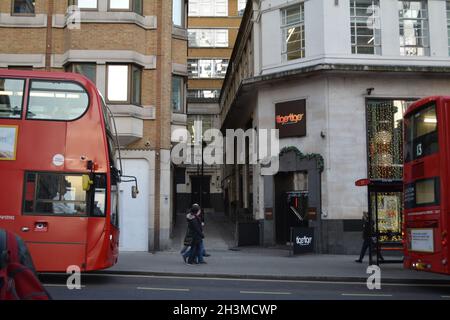 LONDON, VEREINIGTES KÖNIGREICH - 16. Dez 2014: London, Vereinigtes Königreich - 16 2014. Dezember: Das normale Leben der Menschen im Zentrum von london. Stockfoto