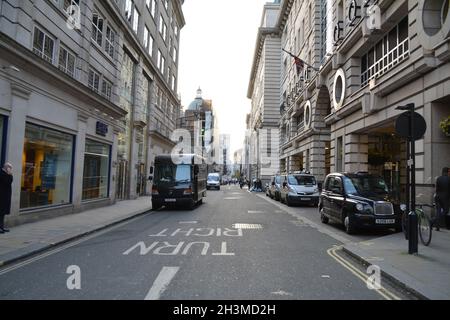 LONDON, VEREINIGTES KÖNIGREICH - 16. Dez 2014: London, Vereinigtes Königreich - 16 2014. Dezember: Das normale Leben der Menschen im Zentrum von london. Stockfoto