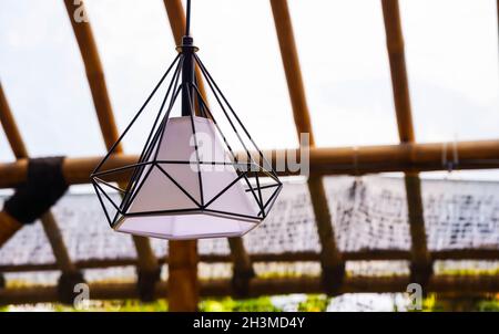 Elegantes Vintage-Lampenmodell mit selektivem Fokus Stockfoto