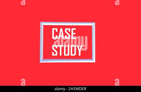 FALLSTUDIE, Text wird auf einem roten Hintergrund in einem Rahmen geschrieben Stockfoto