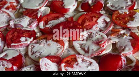 Rohes hausgemachtes Gericht mit Kartoffeln, Karotten, Tomaten, Zwiebeln, Pilzen und Gewürzen. Bereit zum Kochen. Stockfoto