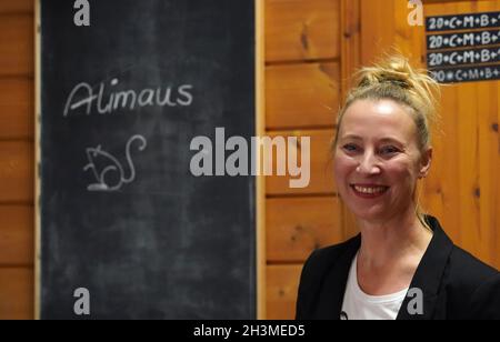 29. Oktober 2021, Hamburg: Christine Meinlschmidt, die neue Direktorin der Hamburger Obdachloseneinrichtung 'Alimaus', steht während der feierlichen Wiedereröffnung vor einer Tafel mit der Aufschrift 'Alimaus'. Ab dem 1. November 2021 dürfen Obdachlose wieder selbst zubereitete Speisen im Inneren serviert werden. Der Eintritt ist für alle geimpften und sich erholenden Personen offen. Foto: Marcus Brandt/dpa Stockfoto