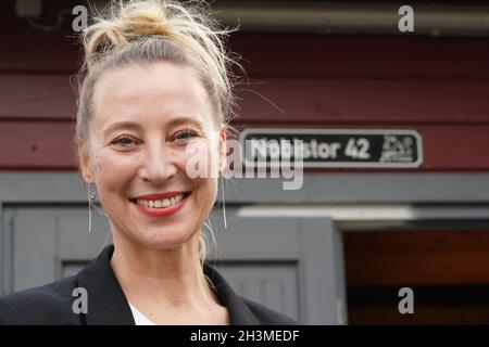 29. Oktober 2021, Hamburg: Christine Meinlschmidt, die neue Direktorin der Obdachloseneinrichtung "Alimaus" in Hamburg, steht während der feierlichen Wiedereröffnung vor einer Tafel mit der Aufschrift "Alimaus". Ab dem 1. November 2021 dürfen Obdachlose wieder selbst zubereitete Speisen im Inneren serviert werden. Der Eintritt ist für alle geimpften und sich erholenden Personen offen. Foto: Marcus Brandt/dpa Stockfoto