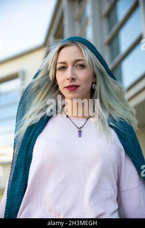 Eine elegante junge schöne blonde Frau mit einem Schal Stockfoto