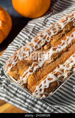 Hausgemachter Kürbis-Gewürz Dänischer Kaffeekuchen mit Frosting Stockfoto