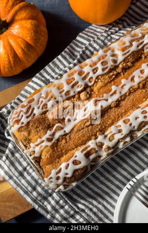 Hausgemachter Kürbis-Gewürz Dänischer Kaffeekuchen mit Frosting Stockfoto