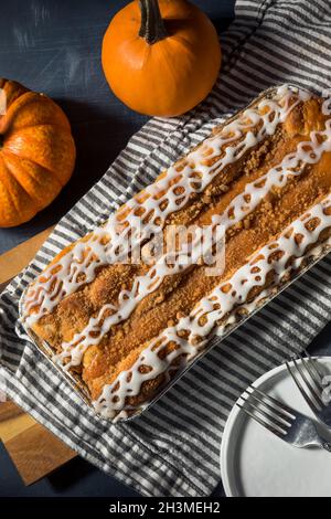 Hausgemachter Kürbis-Gewürz Dänischer Kaffeekuchen mit Frosting Stockfoto