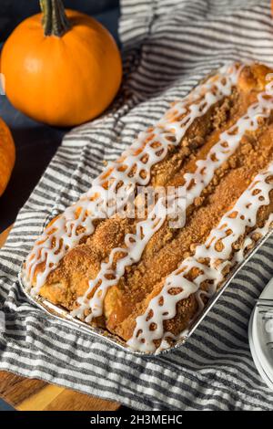 Hausgemachter Kürbis-Gewürz Dänischer Kaffeekuchen mit Frosting Stockfoto