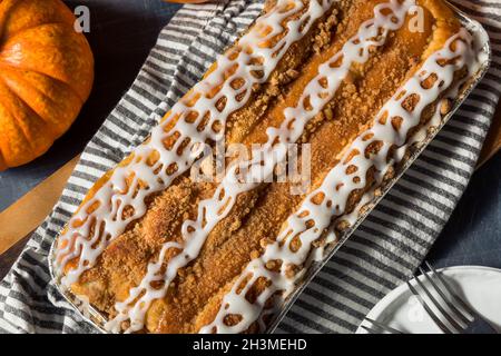 Hausgemachter Kürbis-Gewürz Dänischer Kaffeekuchen mit Frosting Stockfoto