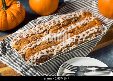 Hausgemachter Kürbis-Gewürz Dänischer Kaffeekuchen mit Frosting Stockfoto