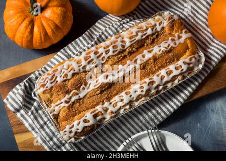 Hausgemachter Kürbis-Gewürz Dänischer Kaffeekuchen mit Frosting Stockfoto