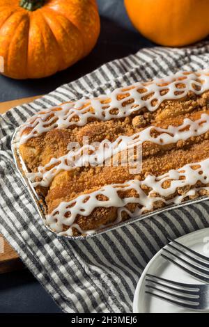 Hausgemachter Kürbis-Gewürz Dänischer Kaffeekuchen mit Frosting Stockfoto