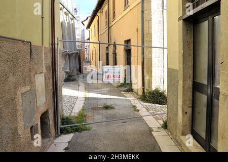 Fünf Jahre nach dem Erdbeben sind die Zeichen an den Fassaden der Gebäude in der Stadt Norcia (PG) noch sichtbar. Norcia, Italien, 29. Oktober 2021. (Foto von Vincenzo Izzo/Sipa USA) Stockfoto