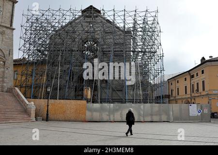 Fünf Jahre nach dem Erdbeben sind die Zeichen an den Fassaden der Gebäude in der Stadt Norcia (PG) noch sichtbar. Norcia, Italien, 29. Oktober 2021. (Foto von Vincenzo Izzo/Sipa USA) Stockfoto