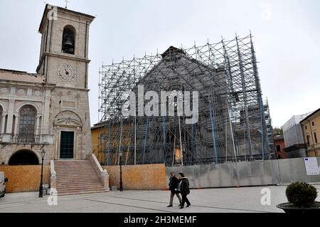 Fünf Jahre nach dem Erdbeben sind die Zeichen an den Fassaden der Gebäude in der Stadt Norcia (PG) noch sichtbar. Norcia, Italien, 29. Oktober 2021. (Foto von Vincenzo Izzo/Sipa USA) Stockfoto