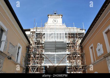 Fünf Jahre nach dem Erdbeben sind die Zeichen an den Fassaden der Gebäude in der Stadt Norcia (PG) noch sichtbar. Norcia, Italien, 29. Oktober 2021. (Foto von Vincenzo Izzo/Sipa USA) Stockfoto