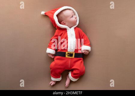 Neugeborenes Mädchen in weihnachtsmann Kostüm gekleidet. Stockfoto