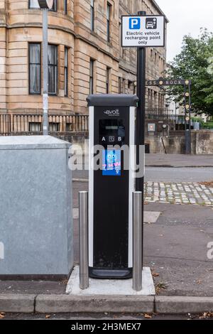 Ein Evolt-Ladegerät für Elektroautos in Cessnock, Glasgow, Schottland, Großbritannien Stockfoto