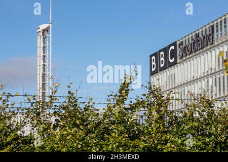 BBC Scotland Headquarters Building mit dem Science Center Tower im Hintergrund, Pacific Quay, Glasgow, Schottland, Großbritannien Stockfoto