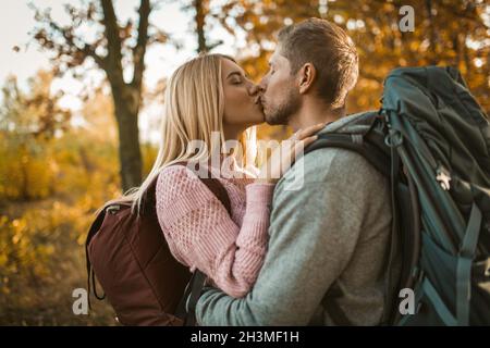 Kuss Von Jungen Paar Im Herbstwald Stockfoto