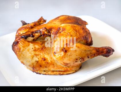 Ganze gebratenes Huhn auf weißem Hintergrund isoliert Stockfoto