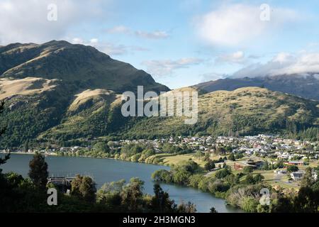 see- und Berglandschaft in Queenstown, Neuseeland Stockfoto