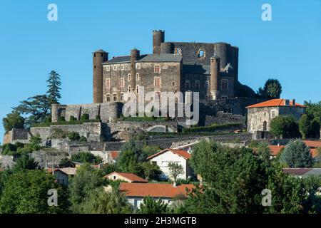 Burg von Bouzols altes mittelalterliches Schloss in der Nähe von le Puy en Velay, Departement Haute Loire, Auvergne Rhone Alpes, Frankreich Stockfoto