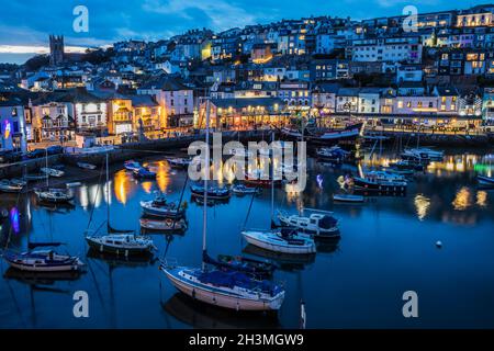 Brixham Stadt und Hafen bei Dämmerung. Stockfoto