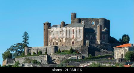 Burg von Bouzols altes mittelalterliches Schloss in der Nähe von le Puy en Velay, Departement Haute Loire, Auvergne Rhone Alpes, Frankreich Stockfoto