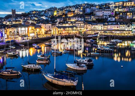 Brixham Stadt und Hafen bei Dämmerung. Stockfoto