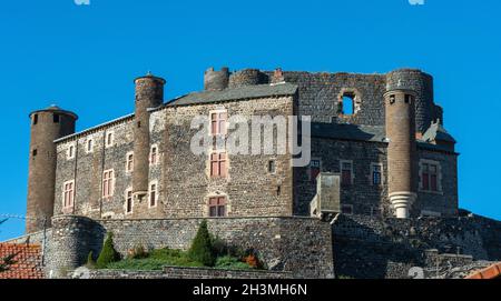 Burg von Bouzols altes mittelalterliches Schloss in der Nähe von le Puy en Velay, Departement Haute Loire, Auvergne Rhone Alpes, Frankreich Stockfoto