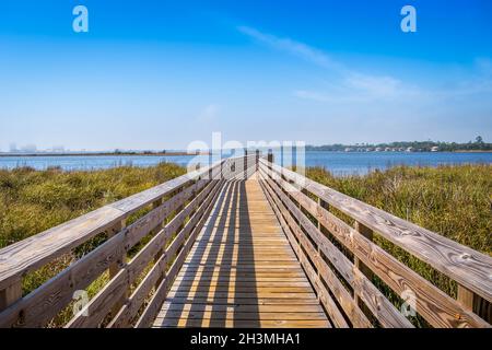 Die malerische Landschaft mit einem wunderschönen Blick auf einem Weg in Richtung See Stockfoto