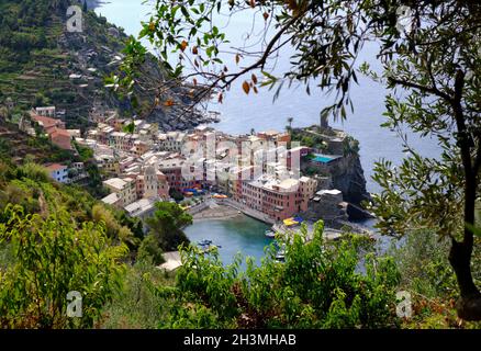 Blick auf eine der Städte des Nationalparks Cinqueterre (Monterrosso al Mare, Vernazza, Corniglia, Manarola, Riomaggiore), Ligurien, Italien, La Spezia Stockfoto