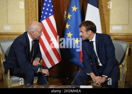 Rom, Italien. Okt. 2021. Der französische Präsident Emmanuel Macron trifft US-Präsident Joe Biden am 29. Oktober 2021 bei der französischen Botschaft im Vatikan in Rom, Italien. Foto von Eliot Blondt/ABACAPRESS.COM Quelle: Abaca Press/Alamy Live News Stockfoto