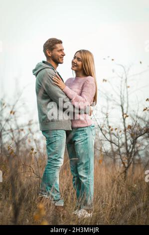 Pärchen In Liebe Steht Umarmt In Der Natur Im Freien Stockfoto