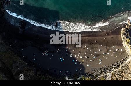 Luftaufnahme des schwarzen Strandes auf teneriffa Stockfoto