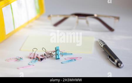 Schreibwaren Hintergrund - Gruppe von Schreibwaren Werkzeuge auf weißem Hintergrund nicht im Fokus Stockfoto