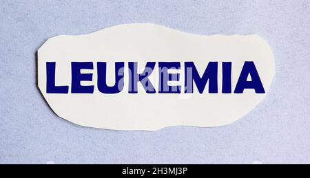 Ein Stück weißes Papier mit dem Wort LEUKÄMIE auf weißem Hintergrund. Stockfoto