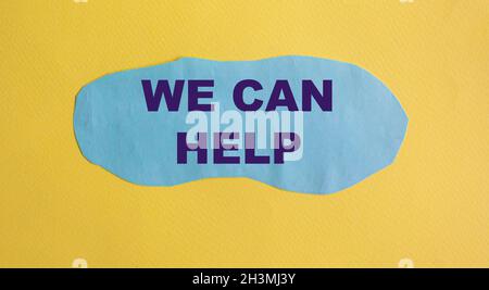 Wir können Ihnen helfen. Text auf blauem Papier und gelbem Hintergrund Stockfoto