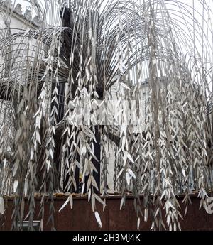 Holocaust-Mahnmal: Eine weinende Weide in Edelstahl: Hollocaust-Gedenkstätte der Baum in der Großen Synagoge in Budapest nimmt die Form einer Waffenweide an, mit Blättern, die die Opfer benennen. Regenwasser tropft wie Tränen. Stockfoto