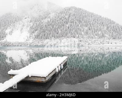 Schneebedeckte Bootsanlegestelle am Issyk-See, Kasachstan Stockfoto