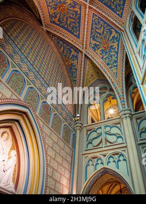 Bemalte Decke und Wände der Matthiaskirche: In Buda im Burgviertel gelegen, ist diese Kirche ein weiteres Denkmal für die Exposition von 1896 im österreichisch-ungarischen Reich. Stockfoto