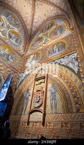 Eingang Veestibule der Mathias-Kirche: Wandbilder und geometrische Muster bedecken und schmücken die Wände dieses Eingangs zur berühmten Mathias-Kirche in Buda vollständig. Stockfoto