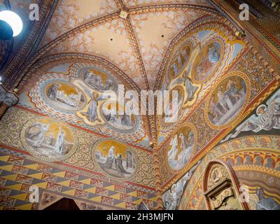 Decke am Eingang Veestibule der Mathias-Kirche: Wandbilder und geometrische Muster bedecken und schmücken die Wände dieses Eingangs zur berühmten Mathias-Kirche in Buda vollständig. Stockfoto